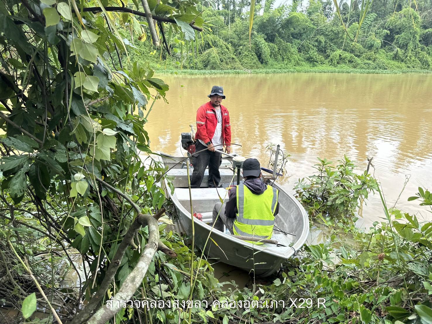 ทีมงานและเรือสำหรับปฏิบัติงานสำรวจลำน้ำ