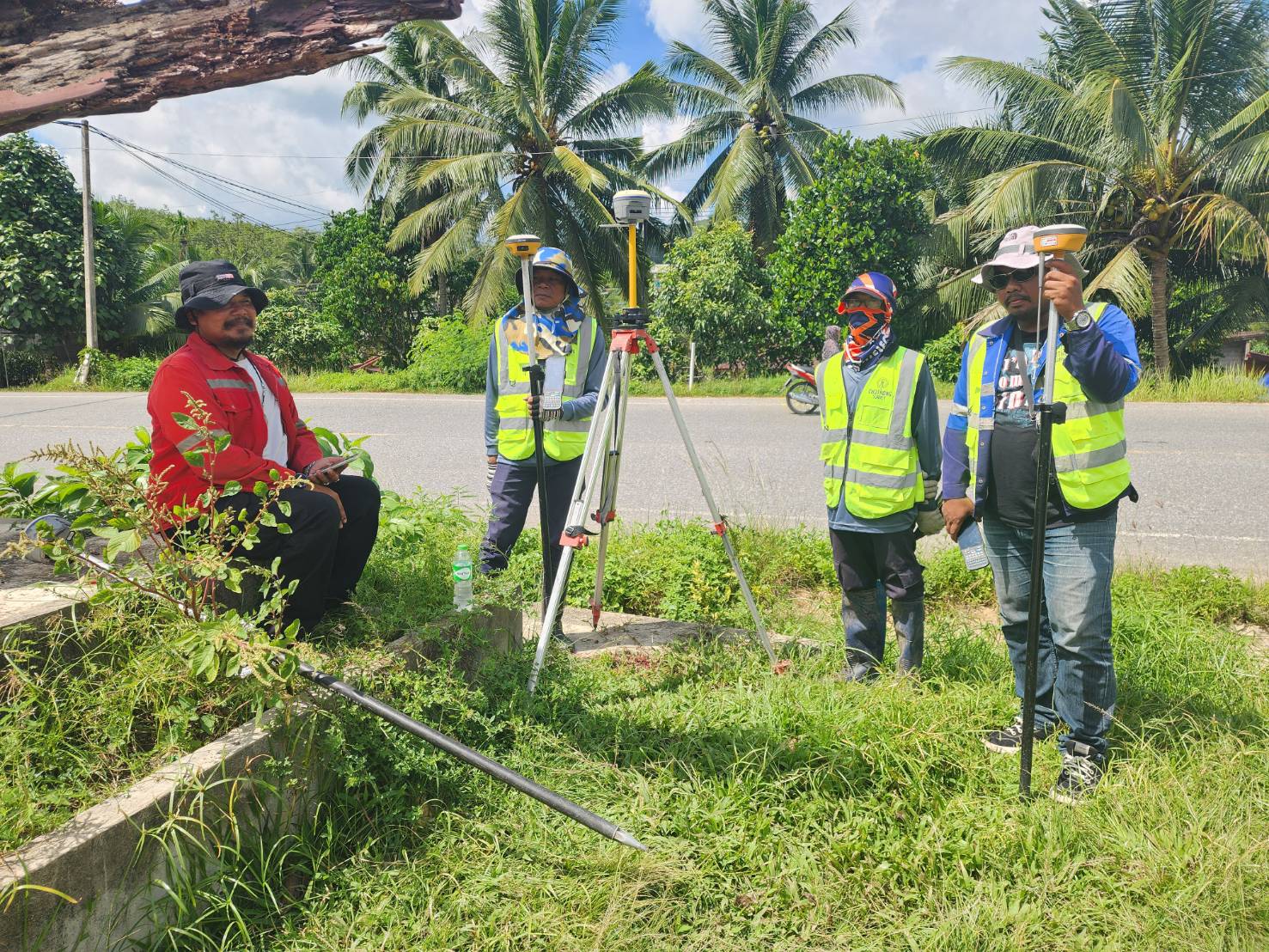 ทีมงานชูทองการสำรวจพร้อมชุดเครื่องมือสำรวจ GNSS ในพื้นที่ปฏิบัติงาน